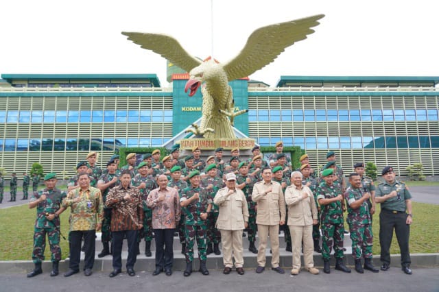 Foto bersama Menteri Pertahanan Republik Indonesia Letnan Jenderal TNI (Purn) Prabowo Subianto beserta rombongan dengan Pangdam II/Swj beserta segenap Pejabat Utama Kodam II/Swj (Pendam II/Swj)