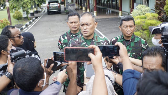 Komandan Korem (Danrem) 172/Praja Wira Yathi, Brigjen TNI J.O Sembiring saat memberikan keterangan pers terkait  13 orang warga sipil yang diserang oleh Kelompok Separatis Teroris (KST)./ FOTO : Pendam XVII/Cenderawasih.