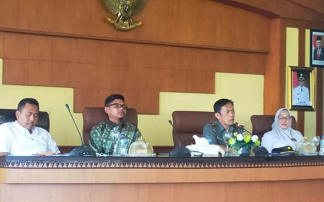 Pasi Inteldim Mayor Inf Widi Purwoko, SE menjadi narasumber pada Seminar tentang kegiatan pelaksanaan kebijakan dibidang kewaspadaan dini/ FOTO : Pendim0415jambi