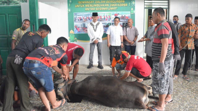 Danrem saat menyaksikan penyembelihan hewan kurban di Masjid Ridho Allah Bucend III Waena Korem 172/PWY, Distrik Waena, Kota Jayapura./ FOTO : PENDAM CENDERAWASIH
