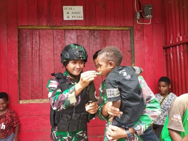 Satgas Pamtas RI-PNG Yonif Raider 142/KJ melalui Pos Karubaga berkeliling memberi pengobatan kepada warga di Jalan Ampera, Distrik Karubaga, Kab Tolikara, Papua./ FOTO : Pendam Cenderawasih