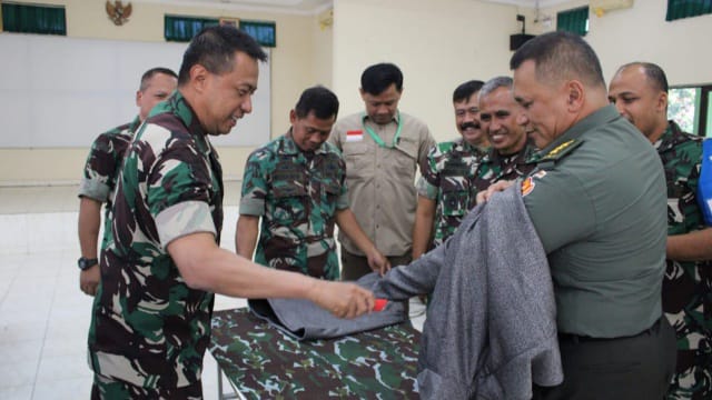 Dinas Penelitian dan Pengembangan TNI AD (Dislitbangad) menggelar uji coba (sertifikasi) baju anti sayat level III A produk dalam negeri di Laboratorium Dislitbangad Batujajar Bandung Barat. (Dispenad)