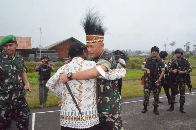 Komandan Korem 172/PWY Brigjen TNI J.O. Sembiring bersama Pj. Bupati Kab. Nduga Namia Gwijangge, S.Pd., M.Si./FOTO : PENDAM CENDERAWASIH