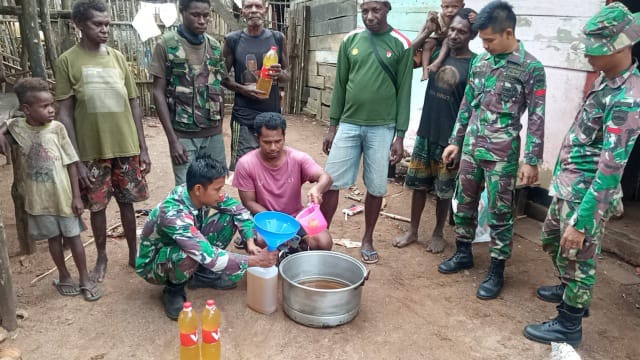 Prajurit Rajawali Di Perbatasan Papua Dampingi Warga Membuat Minyak Goreng (Pendam Cenderawasih) 