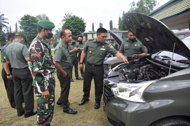 Kasi Intel Kasrem 042/Gapu Letkol Inf Haris Sukarman bersama Kasiops Kolonel Inf Slamet Suprijanto, sedang mengecek kesiapan kendaraan dinas bertempat di Lapangan Makorem 042/Gapu Jambi./ FOTO : Penrem 042/Gapu