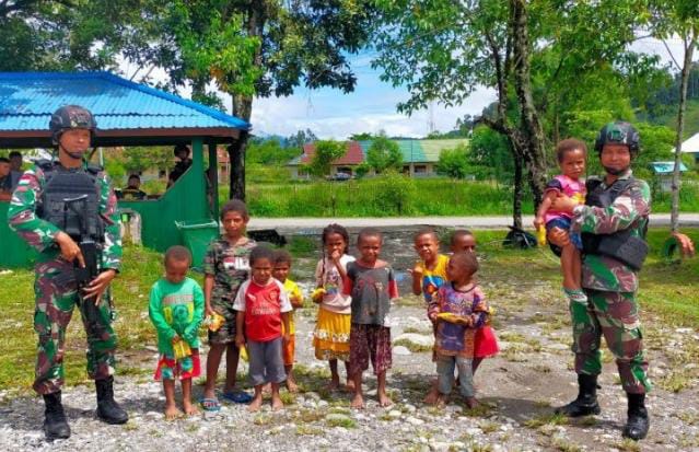 Personel TNI dari Satgas Yonif Raider 142/KJ di Pos Dabra Distrik Mamberamo Hulu Kabupaten Mamberamo Raya Papua bermain bersama anak-anak (Dispenad) 