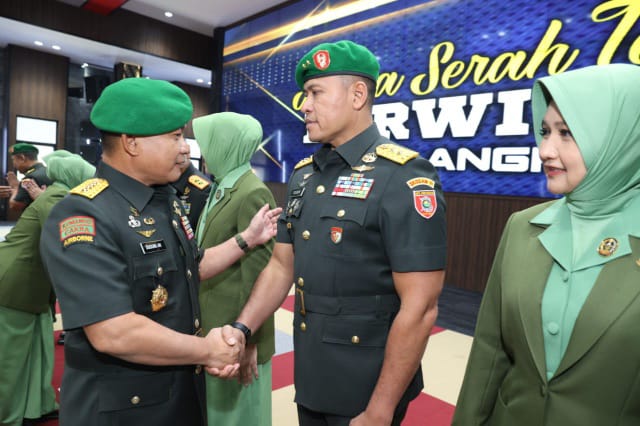 Kepala Staf Angkatan Darat (Kasad) Jenderal TNI Dr. Dudung Abdurachman berikan ucapan selamat kepada salah seorang Pati yang melaksanakan Sertijab (Dispenad) 