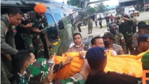 DOK. Salah satu korban kekejaman dari gerombolan KST Nduga saat dievakuasi dengan heli Caracal milik TNI AU./FOTO : PENDAM CENDERAWASIH