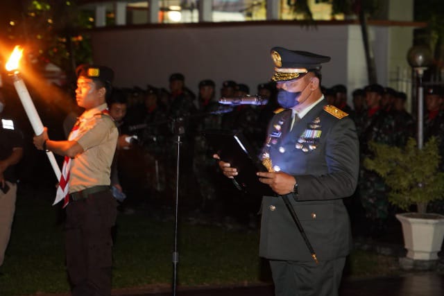 Komandan Korem 042/Gapu, Brigjen TNI Supriono S.IP., M.M., saat memimpin Apel Kehormatan dan Renungan Suci (AKRS) dalam rangka memperingati Hari Proklamasi Kemerdekaan Republik Indonesia Ke-77, di Taman Makam Pahlawan (TMP) Satria Bhakti, Jambi./ FOTO : Penrem042gapu