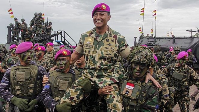 Panglima TNI Jenderal TNI Andika Perkasa (tengah) dipanggul ramai-ramai prajurit marinir usai dikukuhkan menjadi warga kehormatan Korp Marinir di Pusat Latihan Tempur (Puslatpur) Marinir di Pantai Todak, Dabo Singkep, Kepulauan Riau/ FOTO : Antara