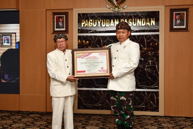 Kasad Dianugerahi Gelar Kehormatan Wastu Jana Para Karama dari PB Paguyuban Pasundan (Dispenad)