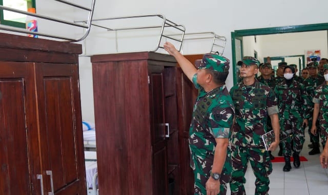 Kepala Staf Angkatan Angkatan Darat (Kasad) Jenderal TNI Dr. Dudung Abdurachman meninjau langsung kesiapan operasional pendidikan taruna Akmil termasuk Sarprasdik di Akmil Magelang./ FOTO : Dispenad