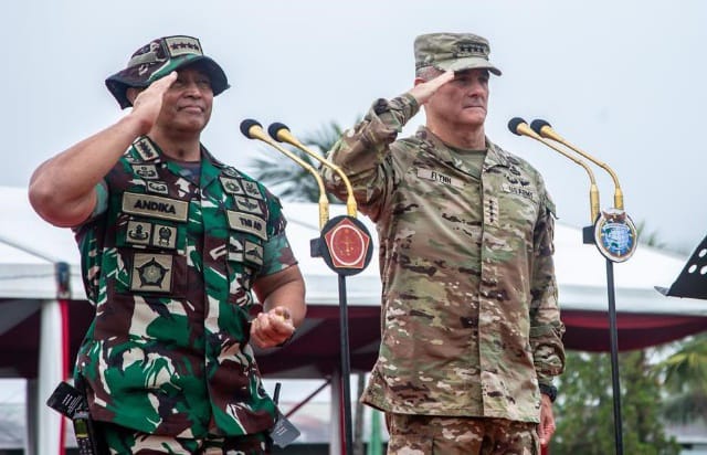 Panglima TNI Jenderal Andika didampingi Commanding General United States Army Pacific Command (USQPARC) Jenderal Charles A Flyn/Ist