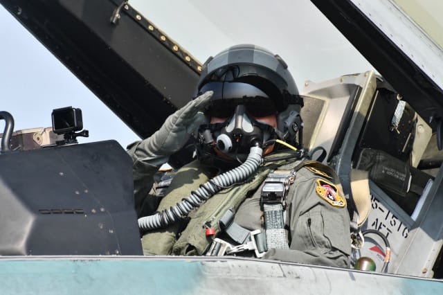 Kasad Jenderal TNI Dudung Abdurachman melaksanakan Joy Flight selama kurang lebih 30 menit menggunakan pesawat tempur F-16/FOTO: Dispenad