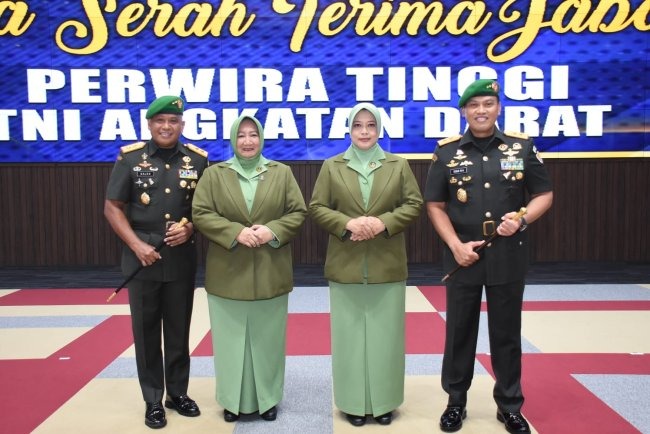 Pangdam XVII/Cenderawasih yang baru Mayjen TNI Muhammad Saleh Mustafa (kiri) dan Mayjen TNI Teguh Muji Angkasa, S.E., M.M (kanan) masing-masing didampingi istri usai sertijab/Dok. Ist