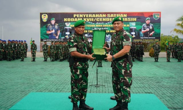 Pangdam XVII/Cenderawasih Mayjen TNI Muhammad Saleh Mustafa (kiri) dan Mayjen TNI Teguh Muji Angkasa, S.E., M.M (kanan)/ FOTO : Pendam XVII/Cenderawasih.
