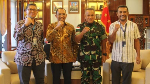 Pangdam XVII/Cenderawasih Mayjen TNI Muhammad Saleh Mustafa bersama General Manager (GM) PLN Jayapura Bapak Budiono bersama rombongan (FOTO : Istimewa)