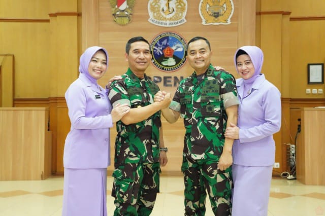 Kapuspen TNI Laksma TNI Kisdiyanto, M.Tr. Opsla dan isteri (kiri) bersama  Mayjen TNI Prantara Santosa, S.Sos., M.Si., M.Tr. (Han) dan isteri (kanan)/ FOTO ; DISPENAD