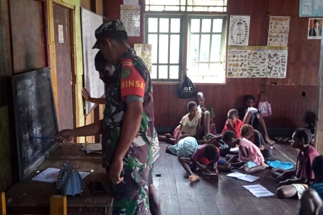 Babinsa Agats Bantu Mengajar Kepada Anak-Anak Yang Putus Sekolah/ FOTO : Pendam XVII/Cenderawasih.