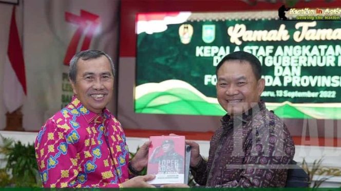 Kepala Staf Angkatan Darat (Kasad) Jenderal TNI Dr. Dudung Abdurachman (kanan) dan Gubernur Riau Drs. H. Syamsuar, M.Si (kiri),/ FOTO : DISPENAD