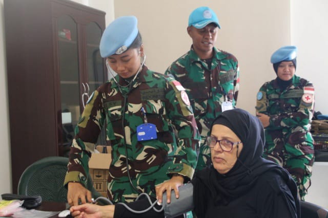 Indonesian Peacekeepers Berikan Pengobatan Medis Di Lebanon Selatan/ Puspen TNI.