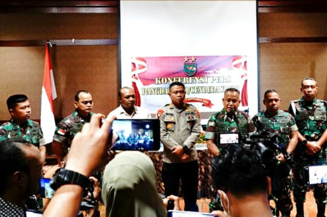 Pangdam XVII/Cenderawasih Gelar Konferensi Pers Terkait Perkembangan Kasus Pembunuhan dan Mutilasi yang Dilakukan Oknum TNI/ FOTO : Pendam XVII/Cenderawasih
