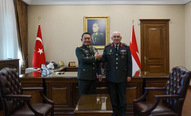 Kasad Jenderal TNI Dr. Dudung Abdurachman (kiri) dan Kepala Staf Angkatan Darat Turki Jenderal Musa Avsever (kanan)