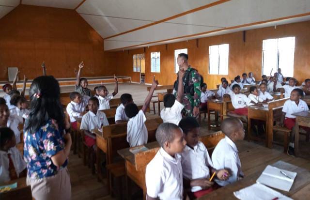Anggota Satgas Pamtas Yonif Raider 142/KJ memberikan pembekalan dengan mengajar kepada Siswa SD YPPGI Distrik Kanggime l, Kabupaten Tolikara, Papua pegunungan Tengah/ FOTO : Pendam XVII/Cenderawasih