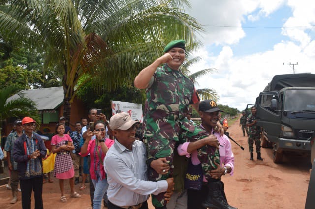 Prajurit Satgas TNI 123/Rajawali Mendapat Tempat Di Hati Rakyat Papua/ FOTO : Pendam XVII/Cenderawasih