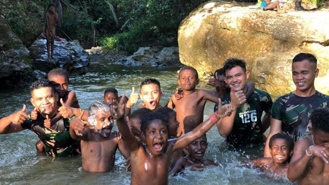 Ceria Anak-anak Papua Bersama Satgas TNI 126/KC Bermain Di Sungai (FOTO : Istimewa)