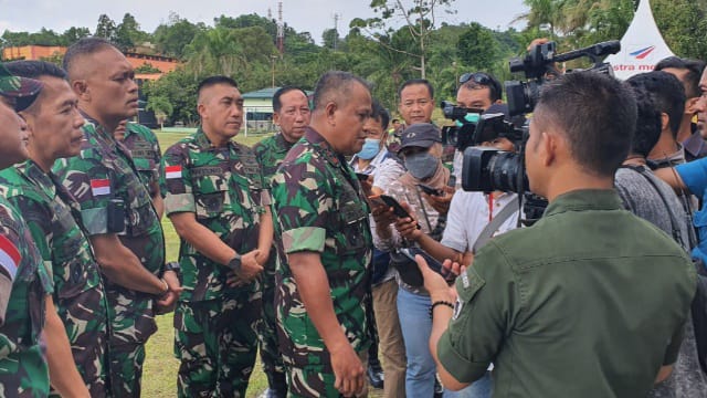 Pangdam XVII/Cenderawasih Mayjen TNI Muhammad Saleh Mustafa saat diwawancarai awak media/ FOTO : Pendam XVII/Cenderawasih