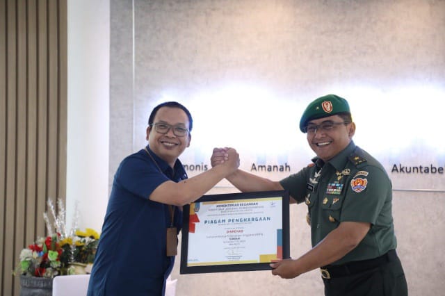 Kepala KPPN IV, Saor Silitonga berikan penghargaan kepada Kadispenad Brigjen TNI Tatang Subarna di Kantor KPPN IV Jakarta, Kamis (1/9/2022)/ FOTO : DISPENAD