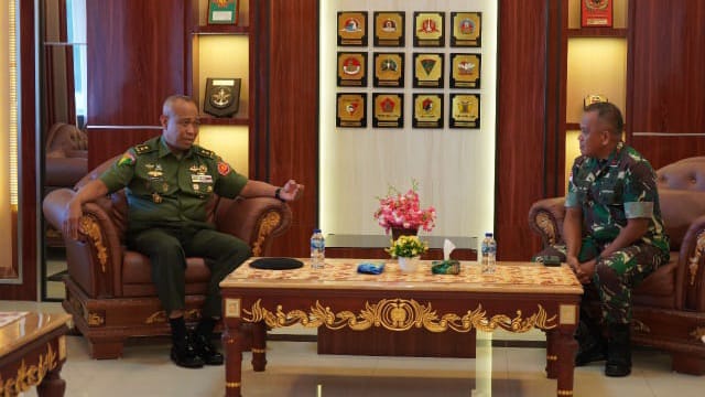 Pangdam XVII/Cenderawasih Mayjen TNI Muhammad Saleh Mustafa (kanan) dan Oditur Jenderal TNI Mayjen TNI Ujang Martenis, S.H. (kiri)