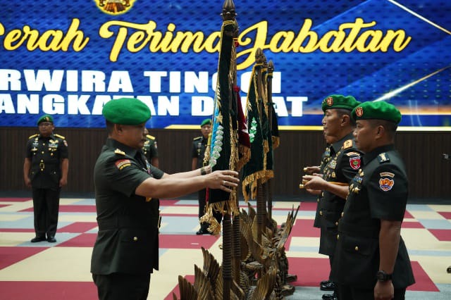 Kepala Staf Angkatan Darat (Kasad) Jenderal TNI Dr. Dudung Abdurachman memimpin acara serah terima jabatan (Sertijab) tujuh jabatan strategis di lingkungan Angkatan Darat, bertempat di Aula A.H. Nasution, Mabesad, Jakarta, Sabtu (3/9/2022)./ FOTO : DISPENAD