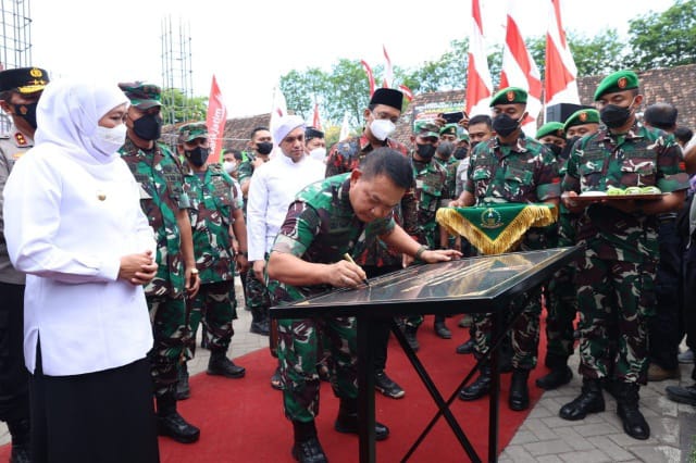 Kepala Staf Angkatan Darat (Kasad) Jenderal TNI Dr. Dudung Abdurachman Letakkan Batu Pertama Revitalisasi Makam Auliya Sono di Sidoarjo/ FOTO : DISPENAD