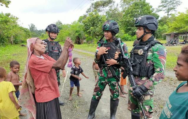 Keceriaan Mama Papua Bersama Satgas TNI 142/KJ Di Yahukimo/FOTO : Istimewa