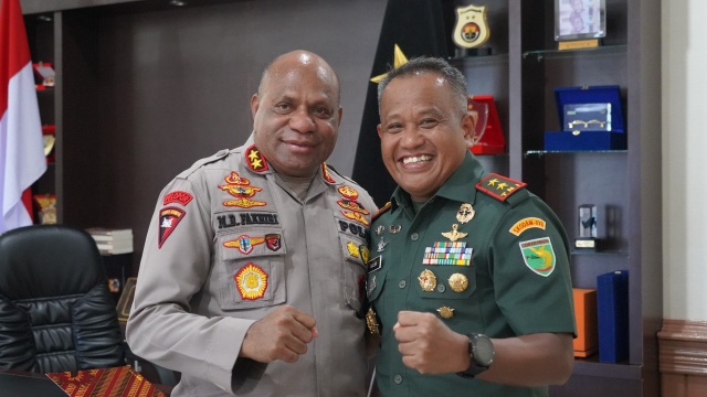 Pangdam XVII/Cenderawasih Mayjen TNI Muhammad Saleh Mustafa (kanan) dan Kapolda Irjen Pol Mathius D Fakhiri, S.I.K (kiri) 