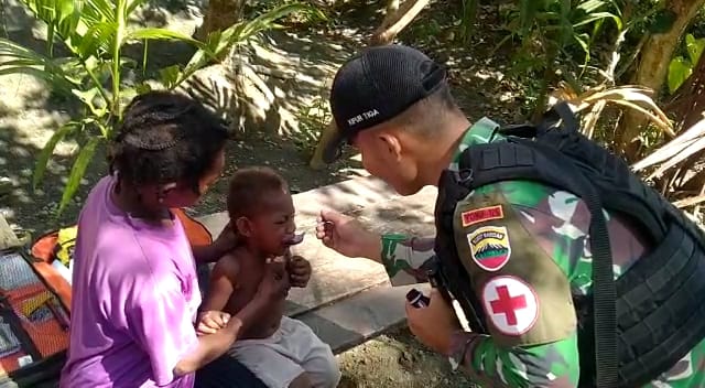 Wujudkan Papua Sehat, Satgas TNI 126/KC Beri Sirup Multivitamin Kepada Anak Di Perbatasan/Ist