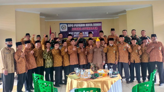 Foto bersama Dandim 0415/Jambi Kolonel Infanteri Marsal Denny dengan Keluarga Besar DPC Pepabri Kota Jambi (Istimewa) 