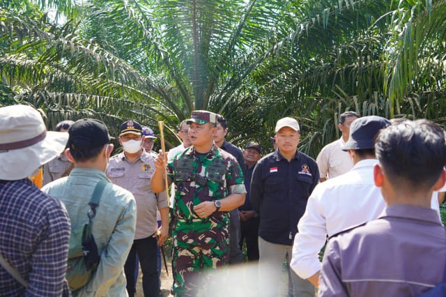 Komandan Korem 042/Gapu Brigjen TNI Supriono, S.IP., M.M., saat turun ke Desa Bungku menemui warga SAD yang berkonflik dengan PT. Berkah Sawit Utama (BSU) untuk melakukan realisasi penyelesaian dengan kesepakatan yang telah ditetapkan./ FOTO ; Penrem042gapu