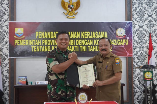 Komandan Korem 042/Gapu Brigjen TNI Supriono, S.IP., M.M (kiri) dan Kadis PUPR Provinsi Jambi Ir. Muhammad Fauzi, MT (kanan)/ Foto. Penrem 042/Gapu)