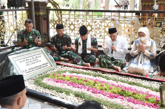 Kepala Staf Angkatan Darat (Kasad) Jenderal TNI Dr. Dudung Abdurachman Silaturahmi Ke Ponpes Tebuireng dan Ziarah Makam Gus Dur (Foto : Dispenad