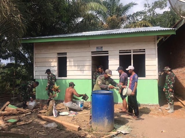 Semangat Satgas TMMD Ke-115 Kodim 0415/Jambi Selesaikan Pembangunan Rumah (Foto. Istimewa)