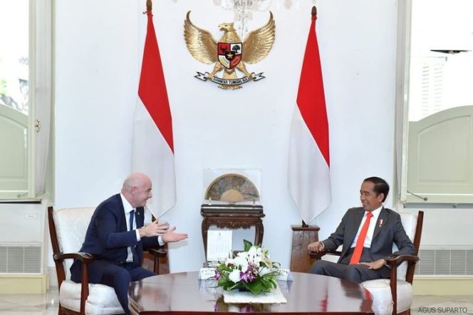 Presiden FIFA Gianni Infantino (kiri) dan Presiden Indonesia Joko Widodo (kanan)