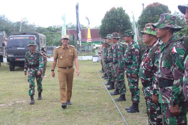 Bupati Batanghari Mhd Fadhil Arief saat memeriksa pasukan dlm upacara pembukaan program TMMD ke 115 Kodim 0415 Jambi. (Foto.Istimewa)