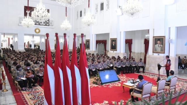 Presiden Jokowi memberikan arahan kepada jajaran Polri, Jumat (14/10/2022), di Istana Negara, Jakarta. (Foto: BPMI Setpres)   