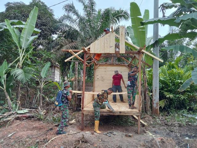 Satgas TMMD ke 115 Kodim 0415/Jambi bersama masyarakat membangun Pos Kamling di Desa Kembang Seri Baru, Kecamatan Marosebo Ulu (Foto. Istimewa)