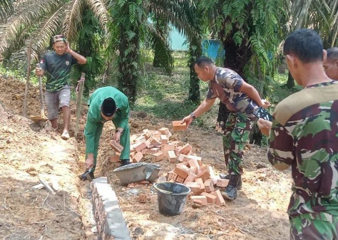 Camat Marosebo Ulu Lakukan Peletakan Batu Pertama Bedah Rumah Program TMMD (Foto. Istimewa)