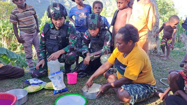 Satgas TNI 142/KJ Ajarkan Warga Di Papua Buat Roti Jamuan Kudus (Foto : Istimewa)