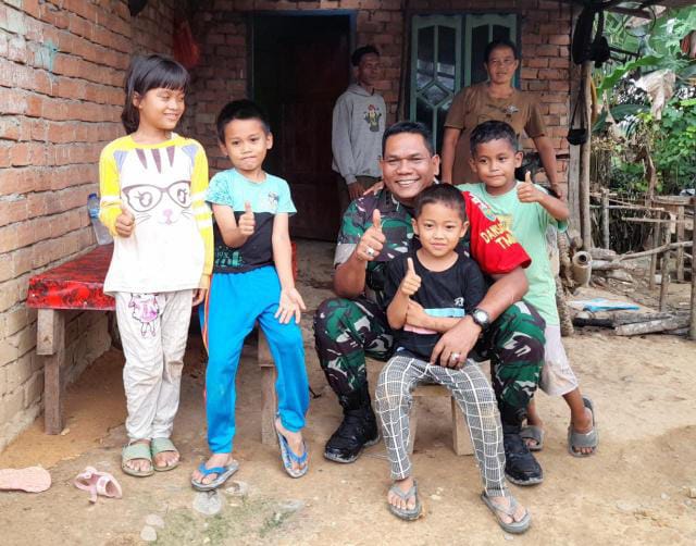 Dandim 0415/Jambi selaku Dansatgas TMMD 115 Kolonel Inf Marsal Denny bersama anak desa kembang seri baru (Foto. Istimewa)
